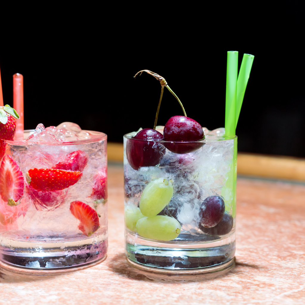 Два стакана холодного напитка с ягодами