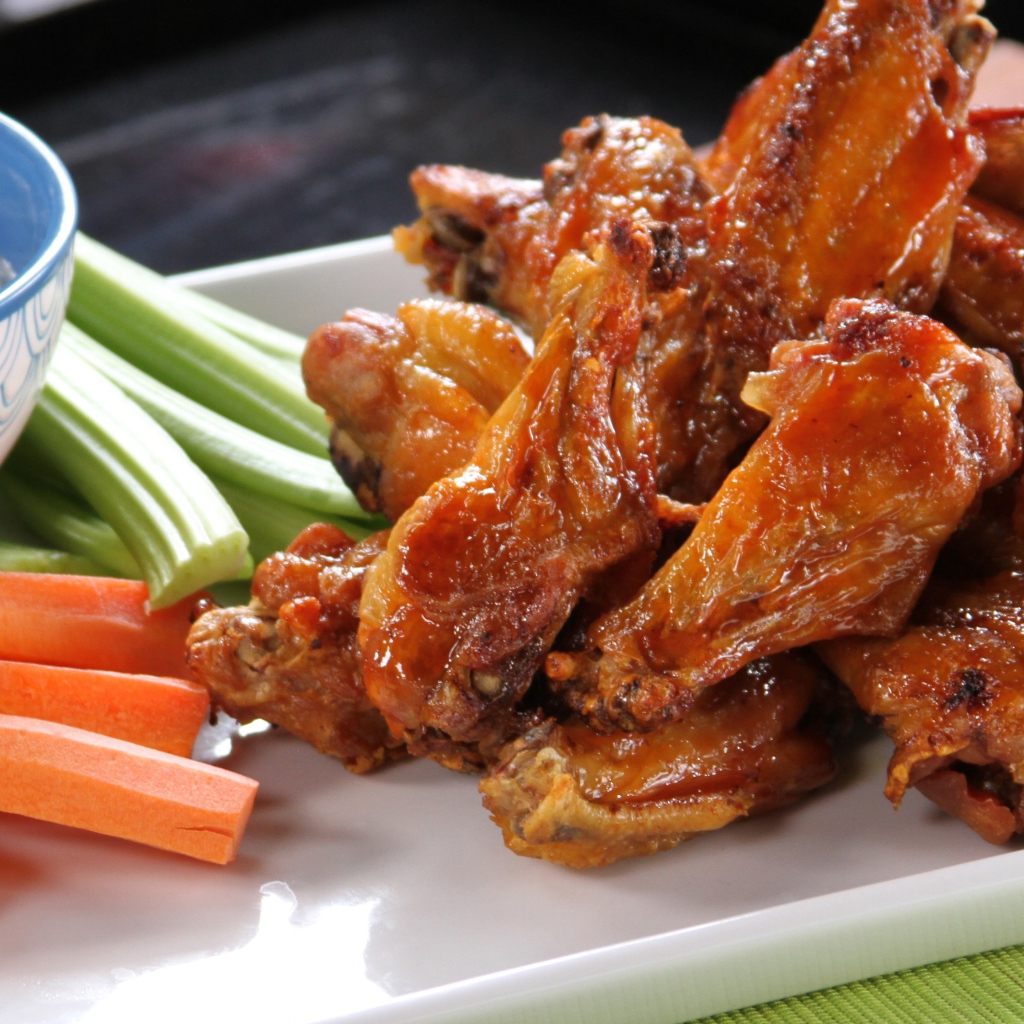 Аппетитные крылышки Баффало с морковью, соусом и сельдереем