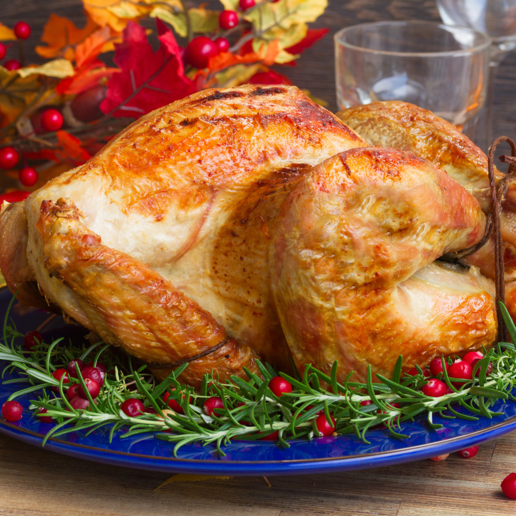 Аппетитная запеченная курица на блюде 