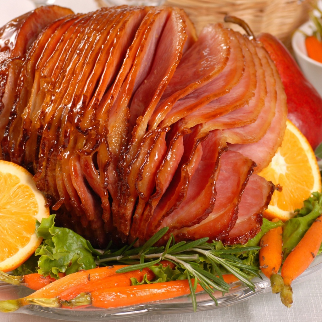 Аппетитный нарезанный кусок мяса с  лимоном 