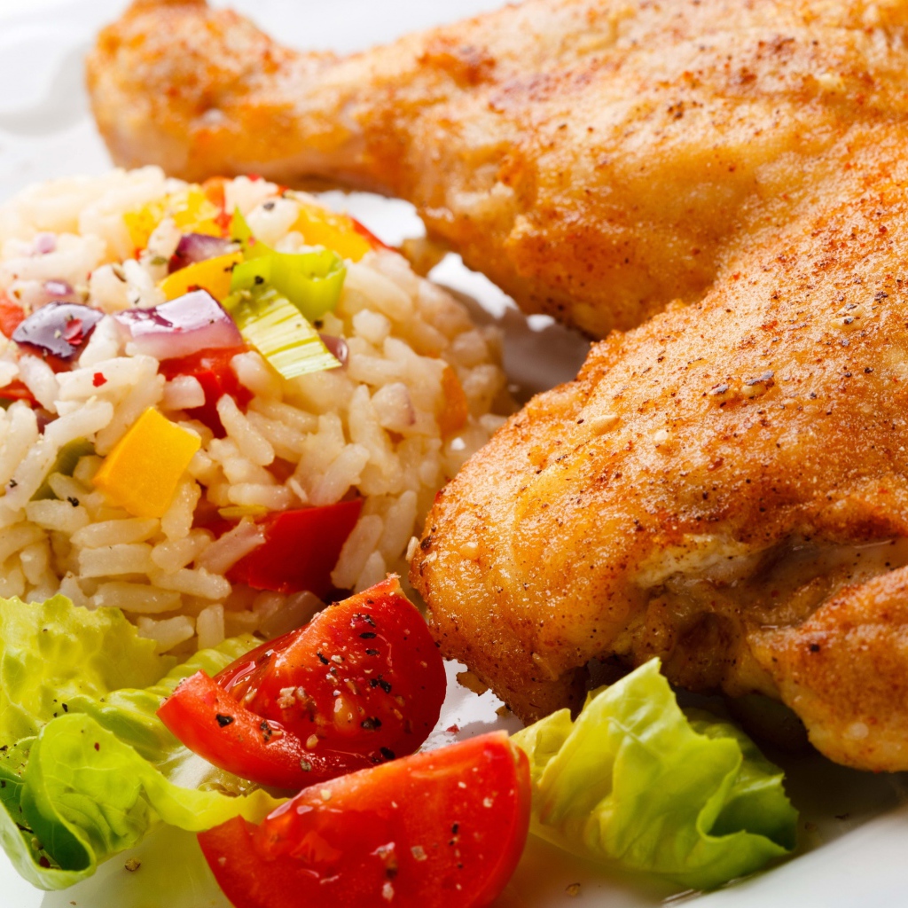 Аппетитный жареный куриный окорочок с рисом и овощами