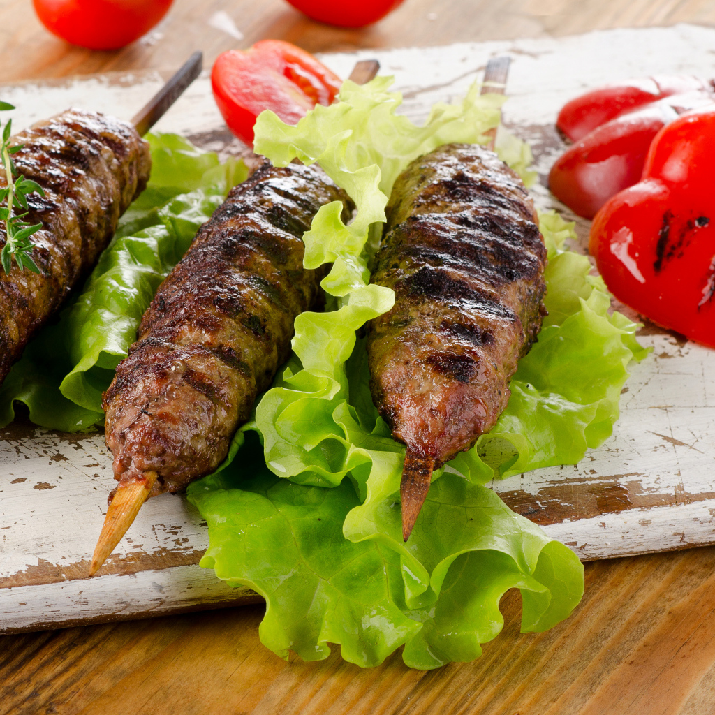Аппетитный кебаб с перцем и листьями салата