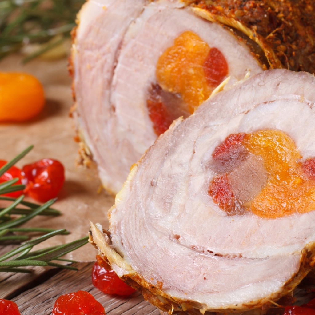 Аппетитный мясной рулет с курагой 