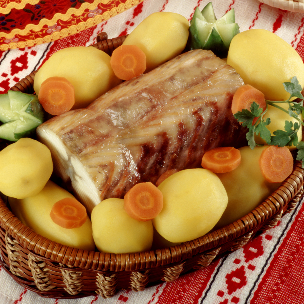 Аппетитный кусок мяса на столе с вареным картофелем