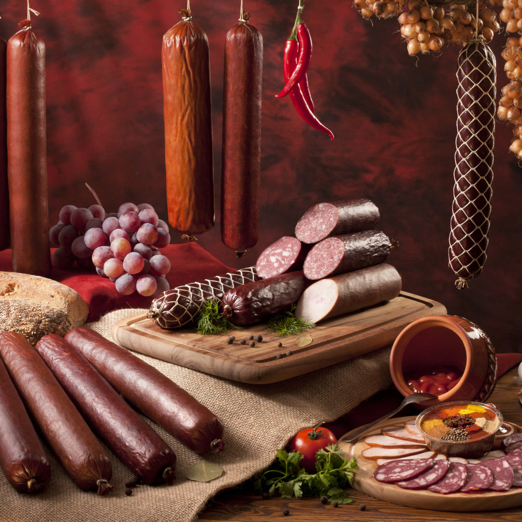 Аппетитные колбасы и хлеб на столе 