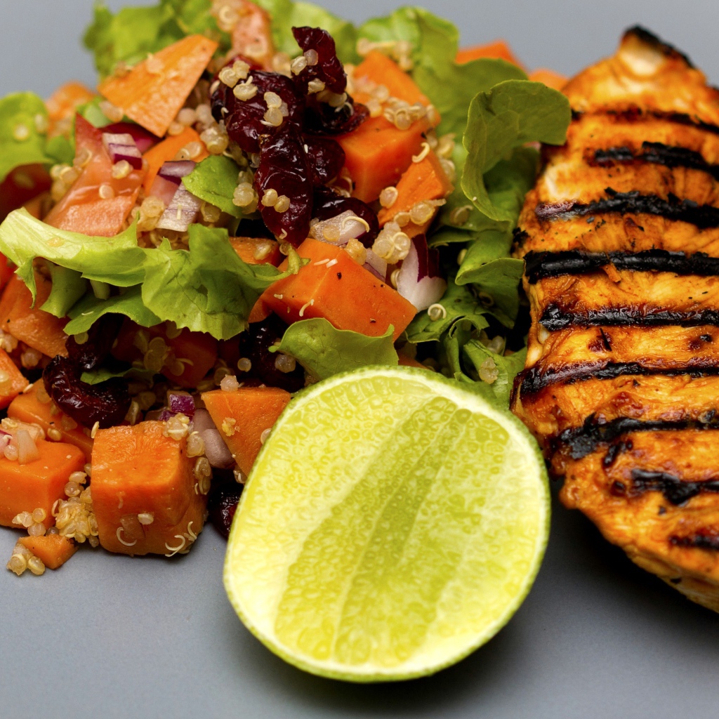 Аппетитный кусочек жареной курицы гриль на тарелке с овощами