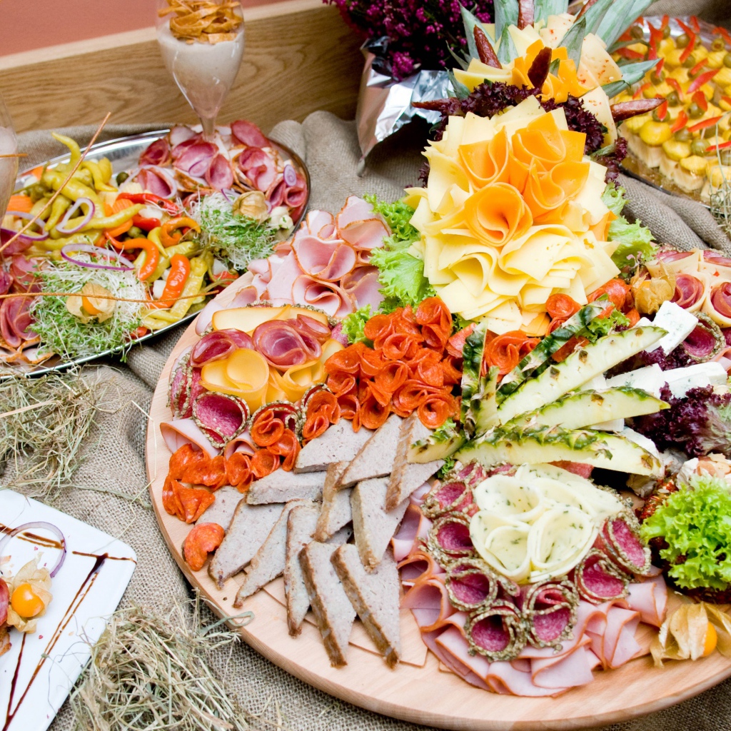 Аппетитные нарезки на праздничном столе