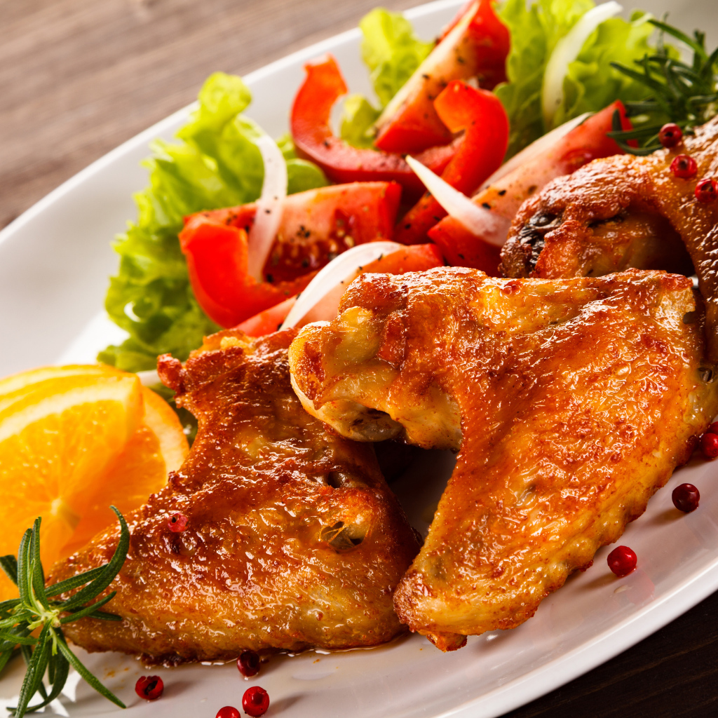 Запеченные куриные крылышки с овощами 