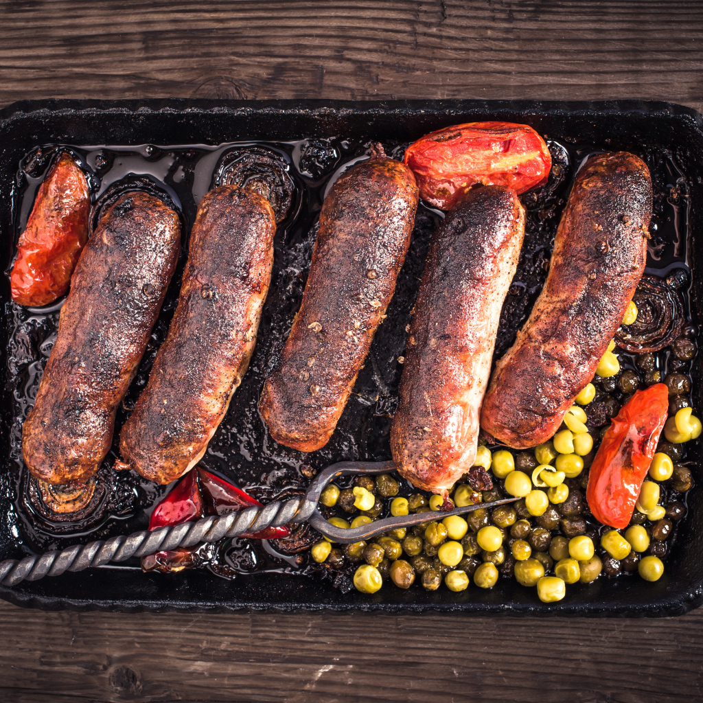 Жареные аппетитные сосиски с овощами 