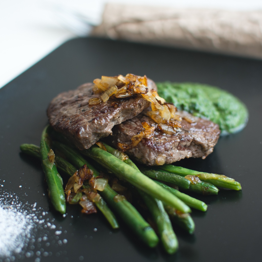 Сочная отбивная с зеленой спаржей и соусом