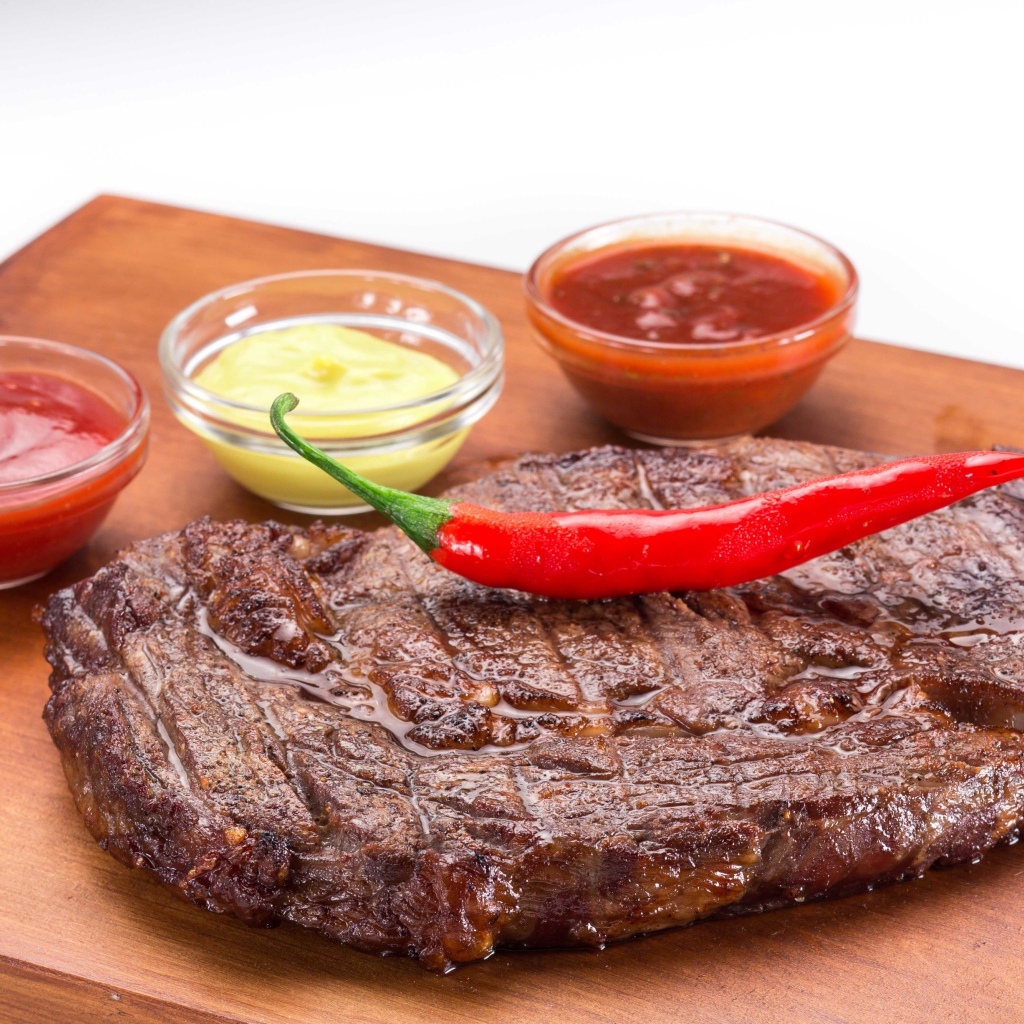 Сочный кусок мяса с перцем чили и соусами
