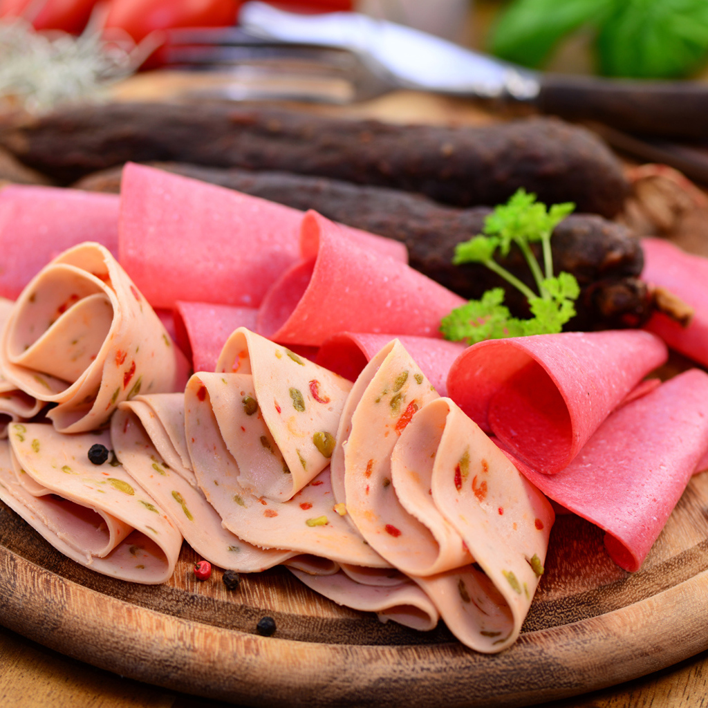 Колбасная нарезка на деревянной доске 