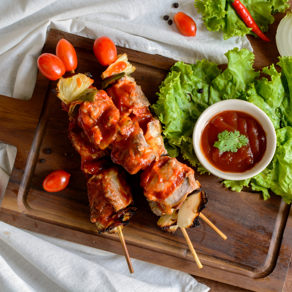 Шашлык на шпажках с томатным соусом  