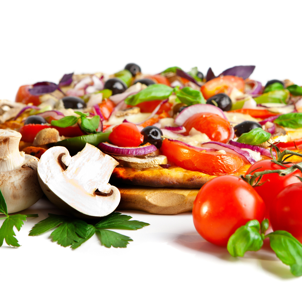 Аппетитная пицца со свежими грибами и помидорами на белом фоне