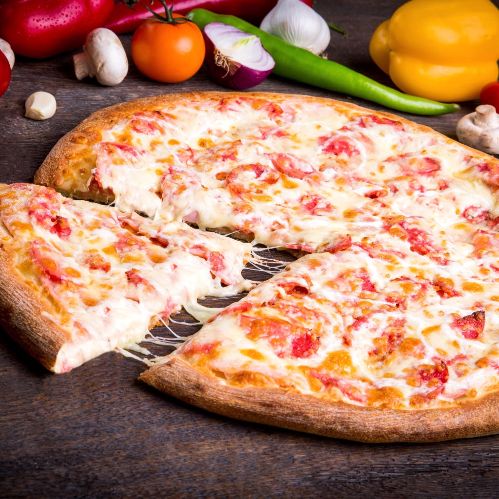 Вкусная горячая пицца с колбасой и сыром 