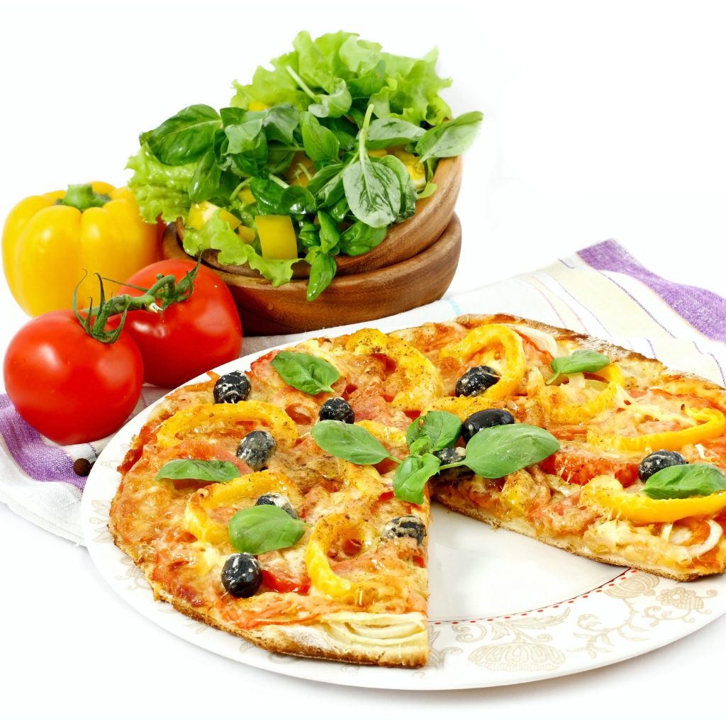 Вкусная пицца со свежими помидорами и перцем 