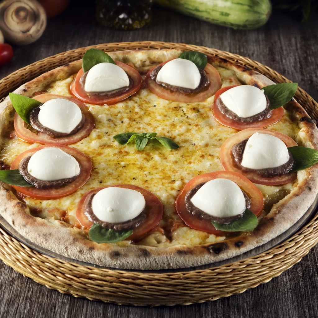 Свежая пицца с сыром и помидорами 