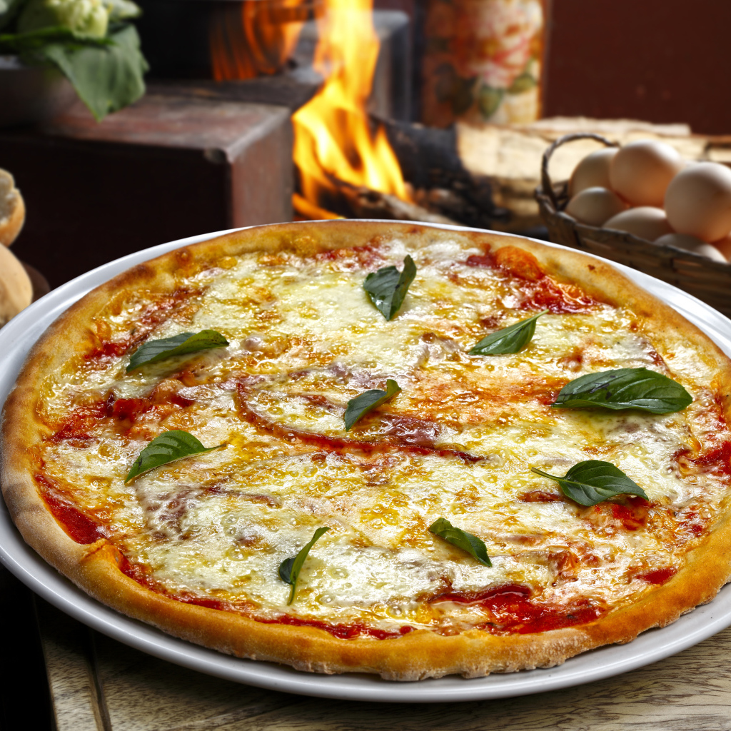 Горячая пицца с помидорами  и сыром 