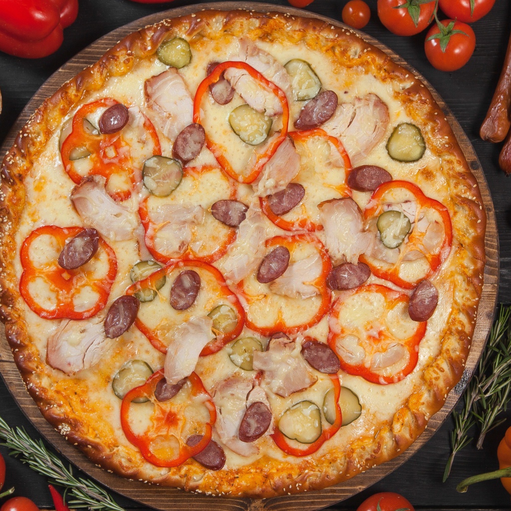 Пицца со сладким перцем, солеными огурцами и колбасками