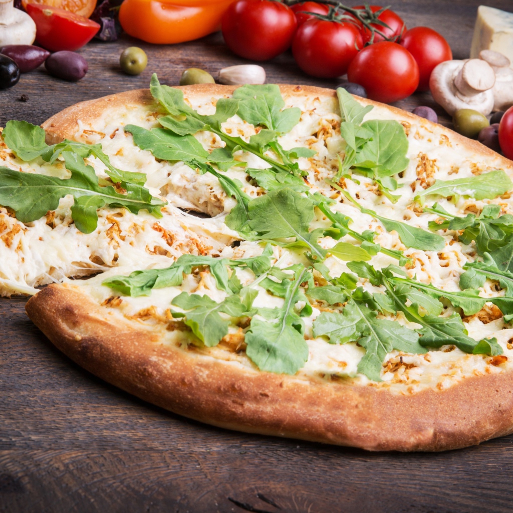 Румяная пицца с сыром,  томатами и зеленью 