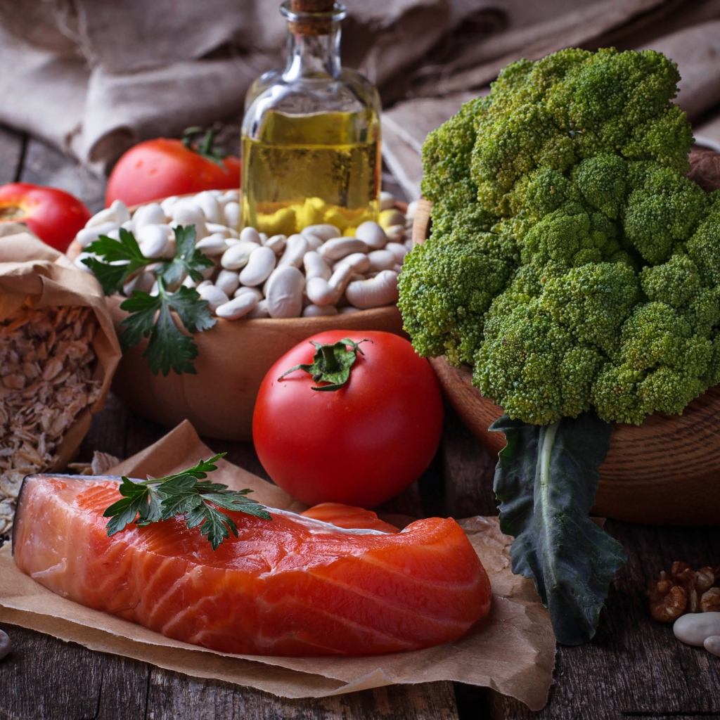 Кусок красной рыбы на столе с овощами