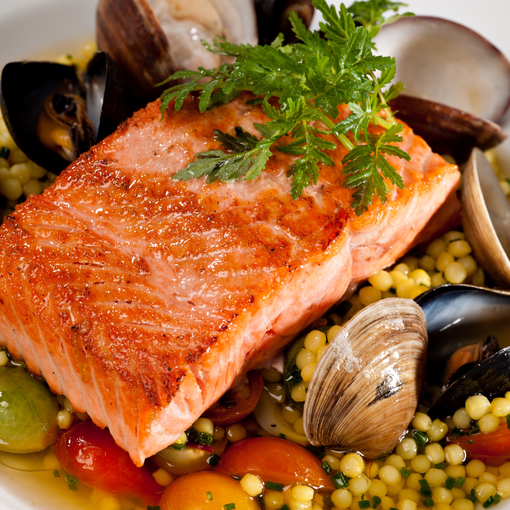 Кусок красной рыбы с морепродуктами и овощами 