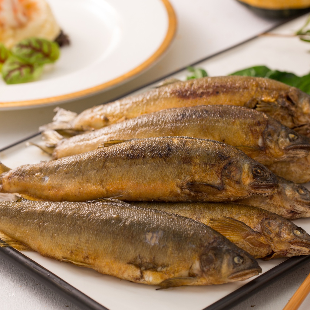 Аппетитная жареная рыба на тарелке