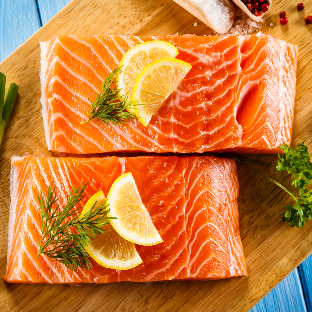 Аппетитные кусочки красной рыбы с лимоном 