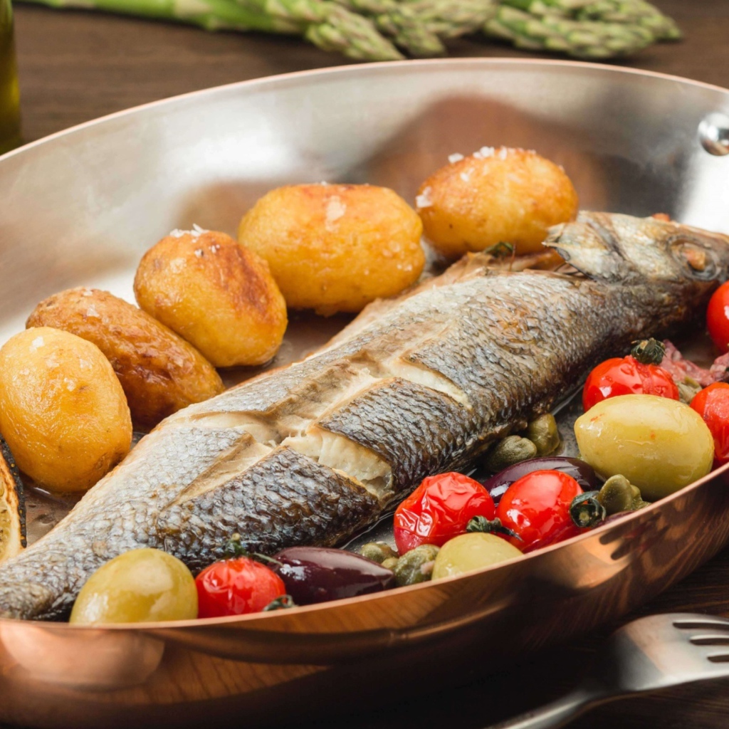 Рыба запеченная с картофелем, лимоном и помидорами