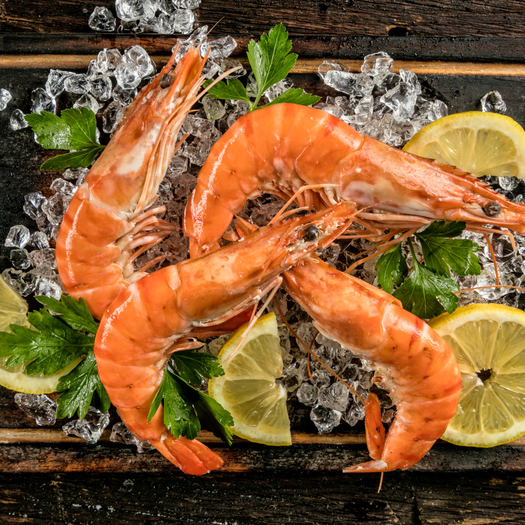 Вареные креветки с лимоном 