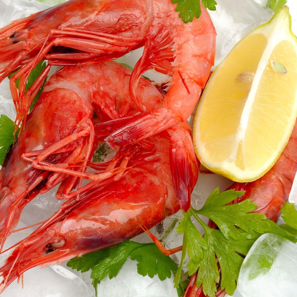 Вареные креветки с лимоном и кусочками льда