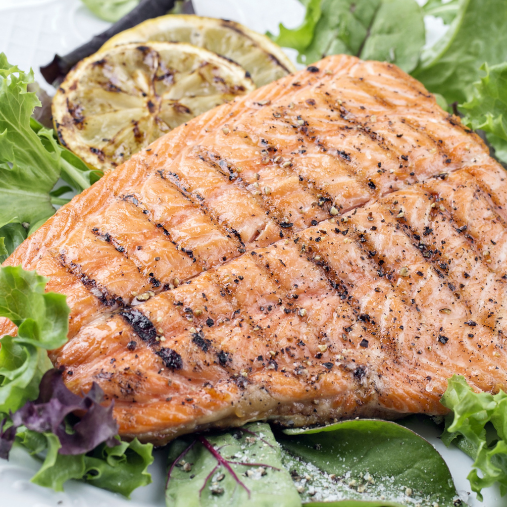 Вкусный кусок жареной рыбы со специями