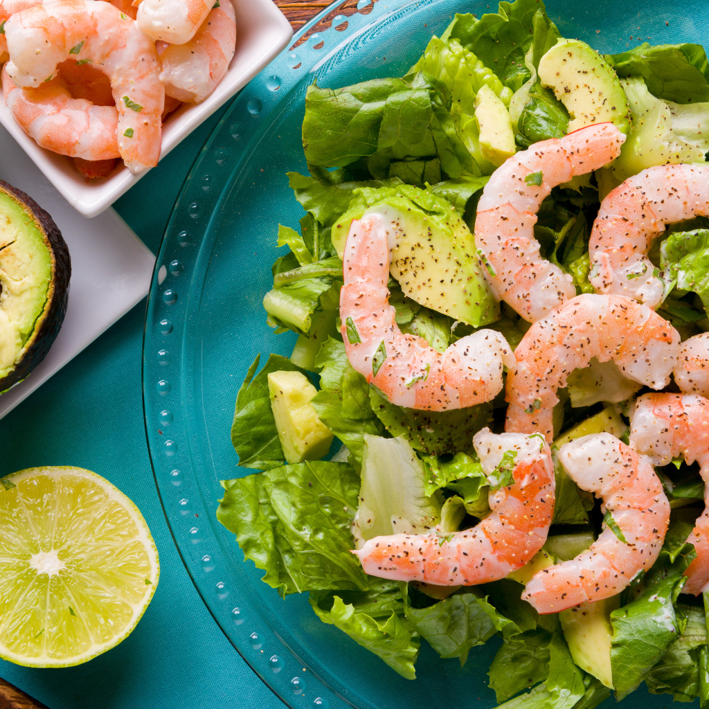 Вкусный салат с авокадо, лимоном  и креветками 