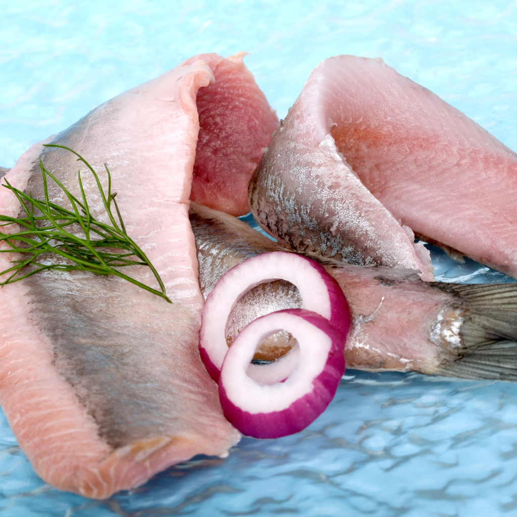 Филе сельди с кольцами лука и зеленью укропа