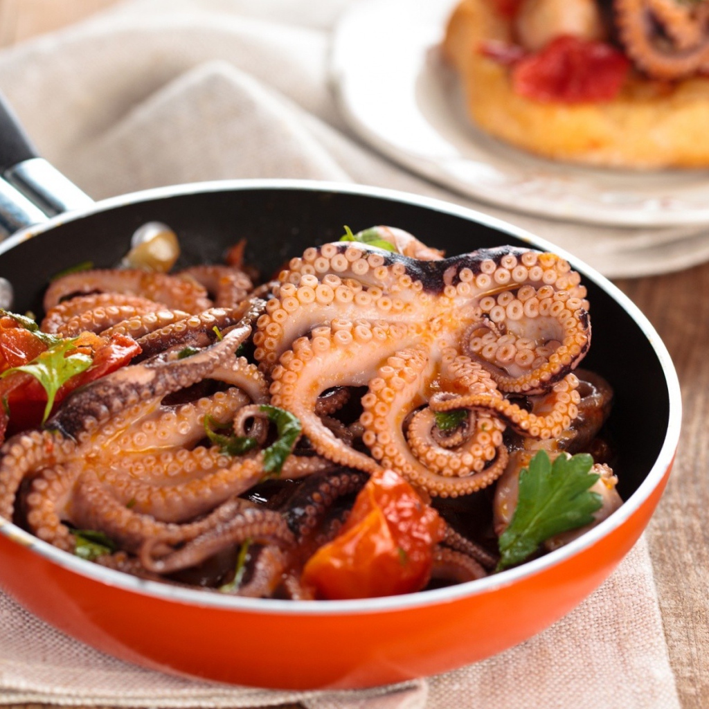 Осьминоги в сковороде на столе 