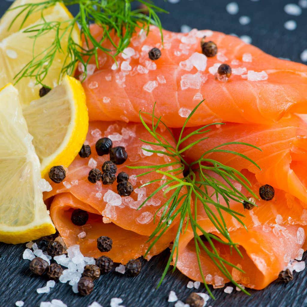 Красная рыба с солью и лимоном 