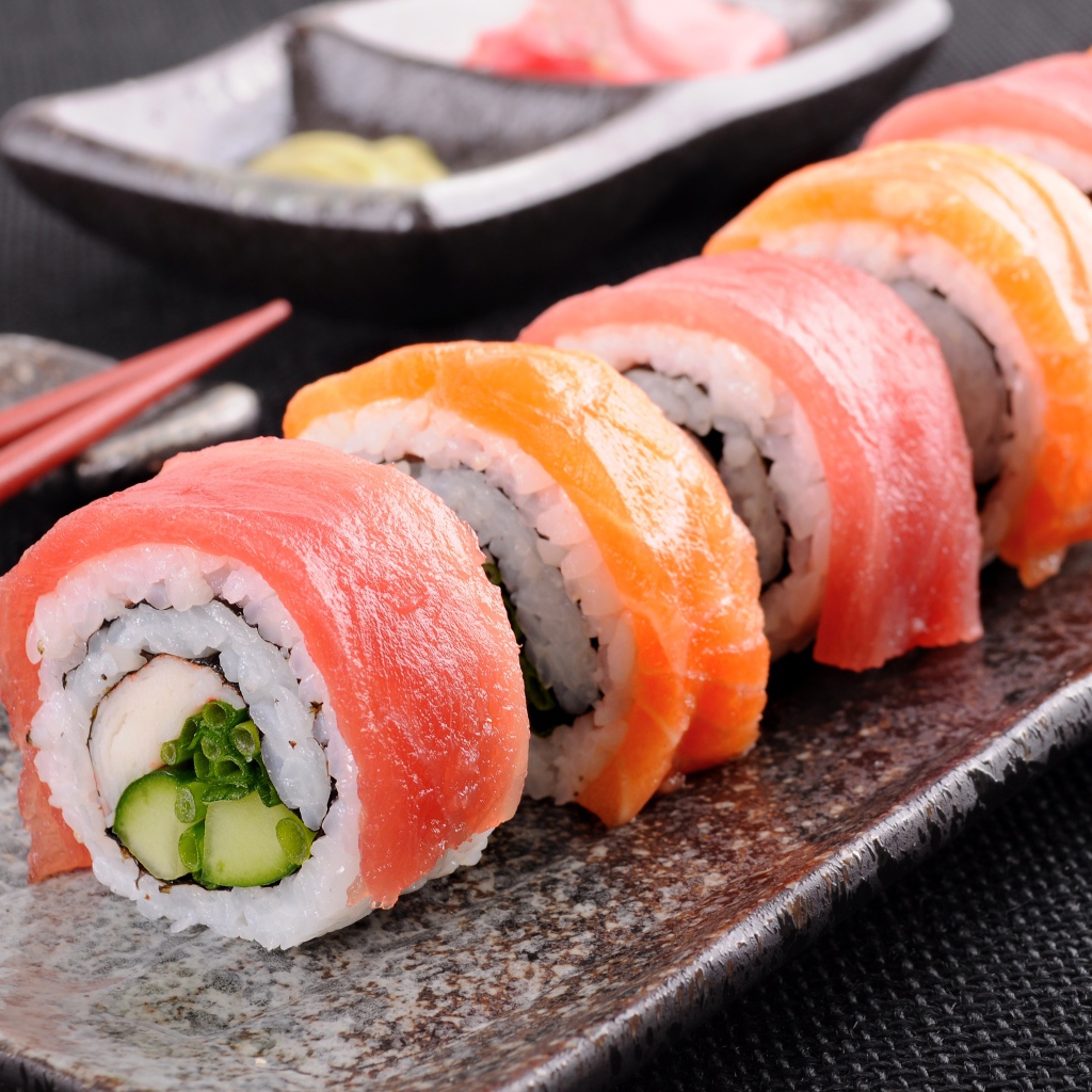 Роллы с красной рыбой и рисом на тарелке