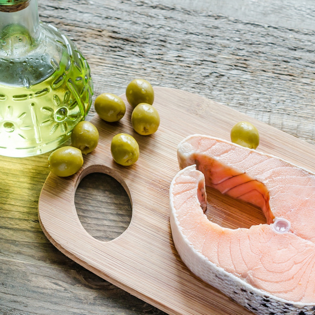 Стейк из лосося с оливками и оливковым маслом