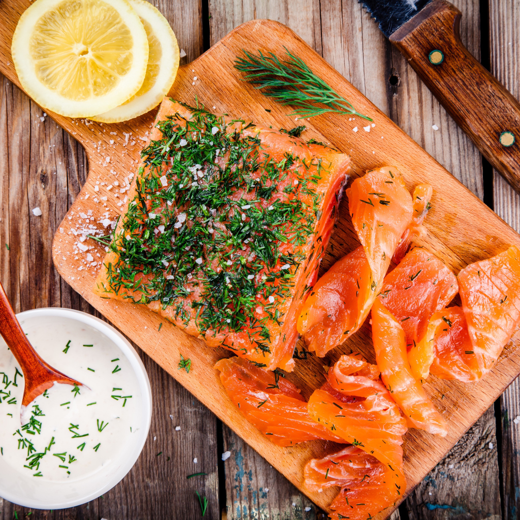 Кусочек аппетитной красной рыбы с укропом 