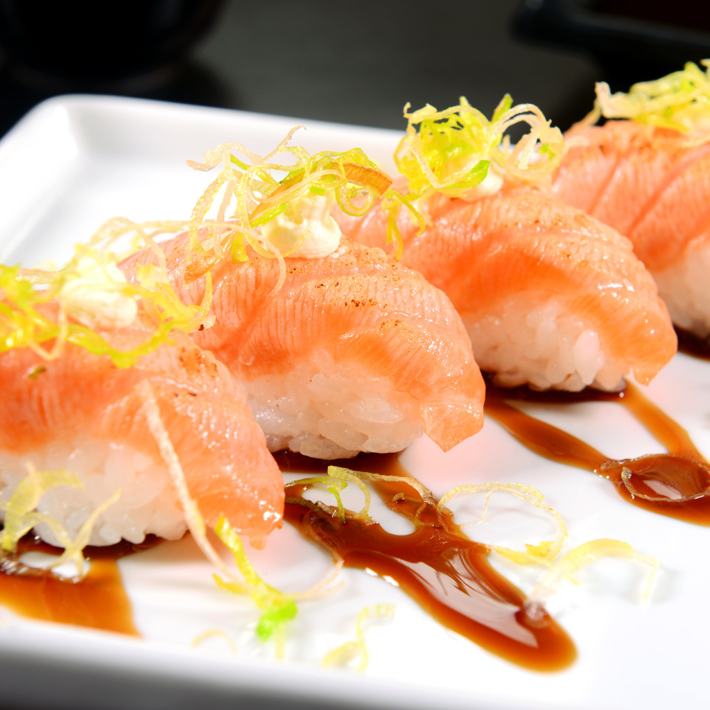 Суши с соевым соусом на белой тарелке