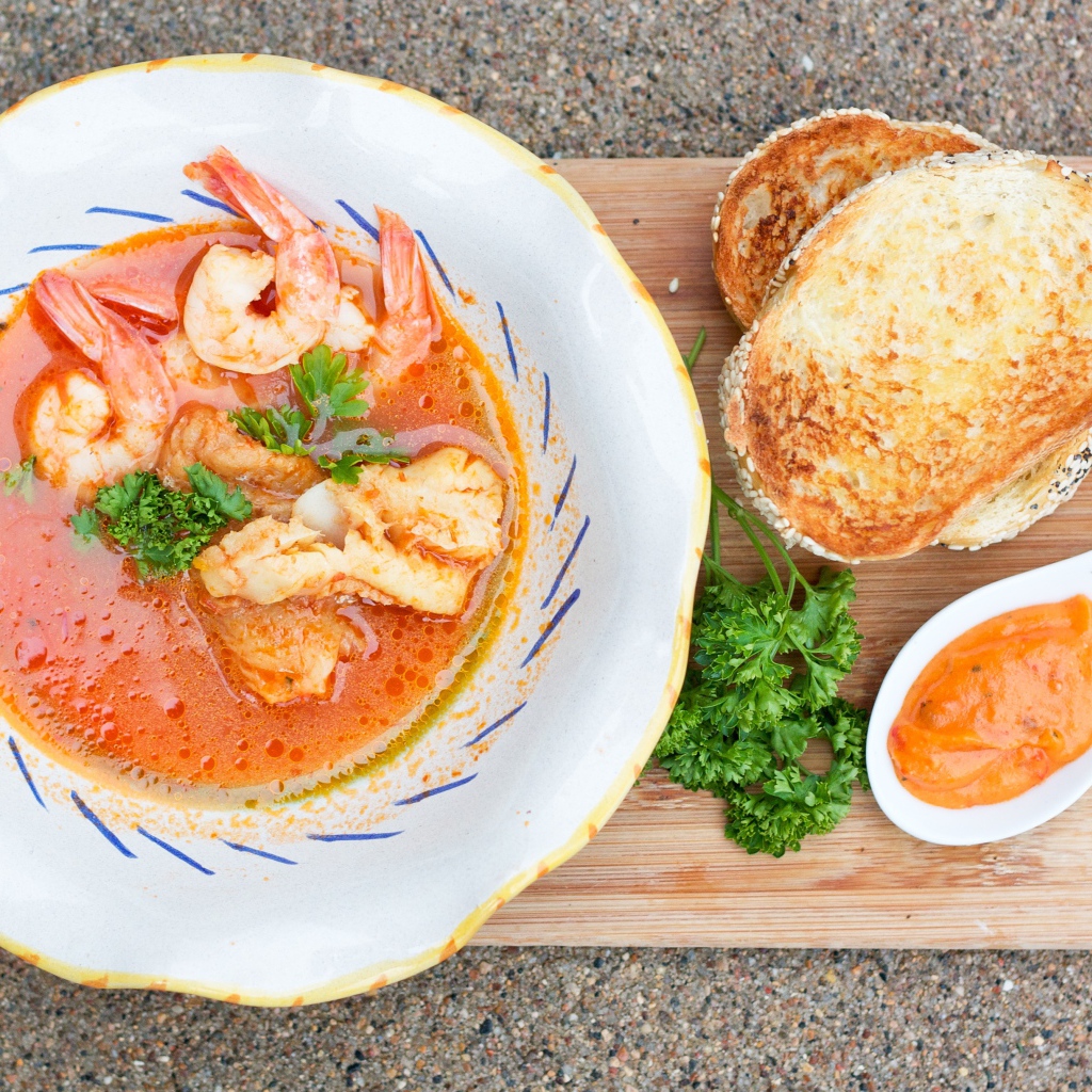 Томатный суп с креветками и гренками