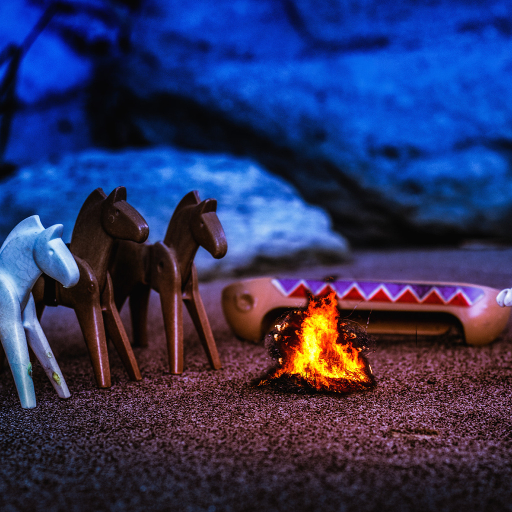 Игрушки лего греются у костра