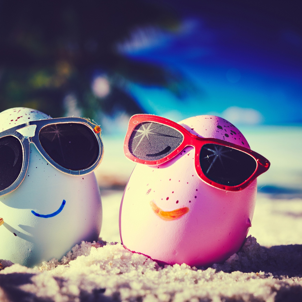 Два прикольных яйца в солнечных очках на пляже