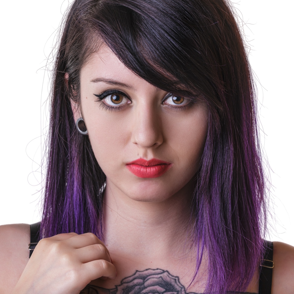 Девушка с татуировкой и крашеными волосами 