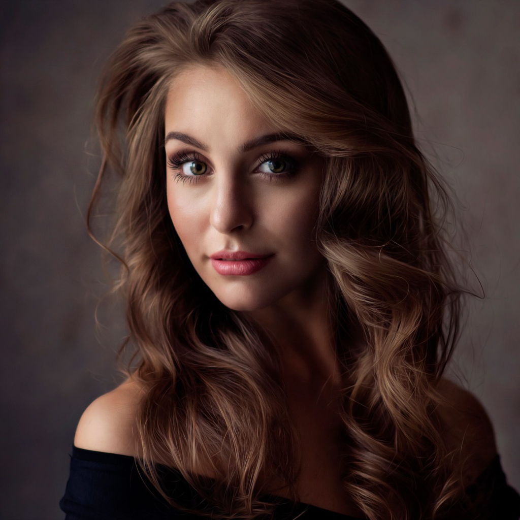 Милая девушка брюнетка с волнистыми волосами 