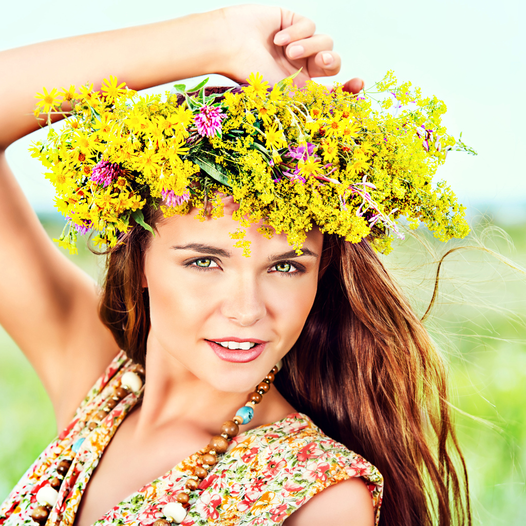 Нежная девушка шатенка с венком из полевых цветов на голове