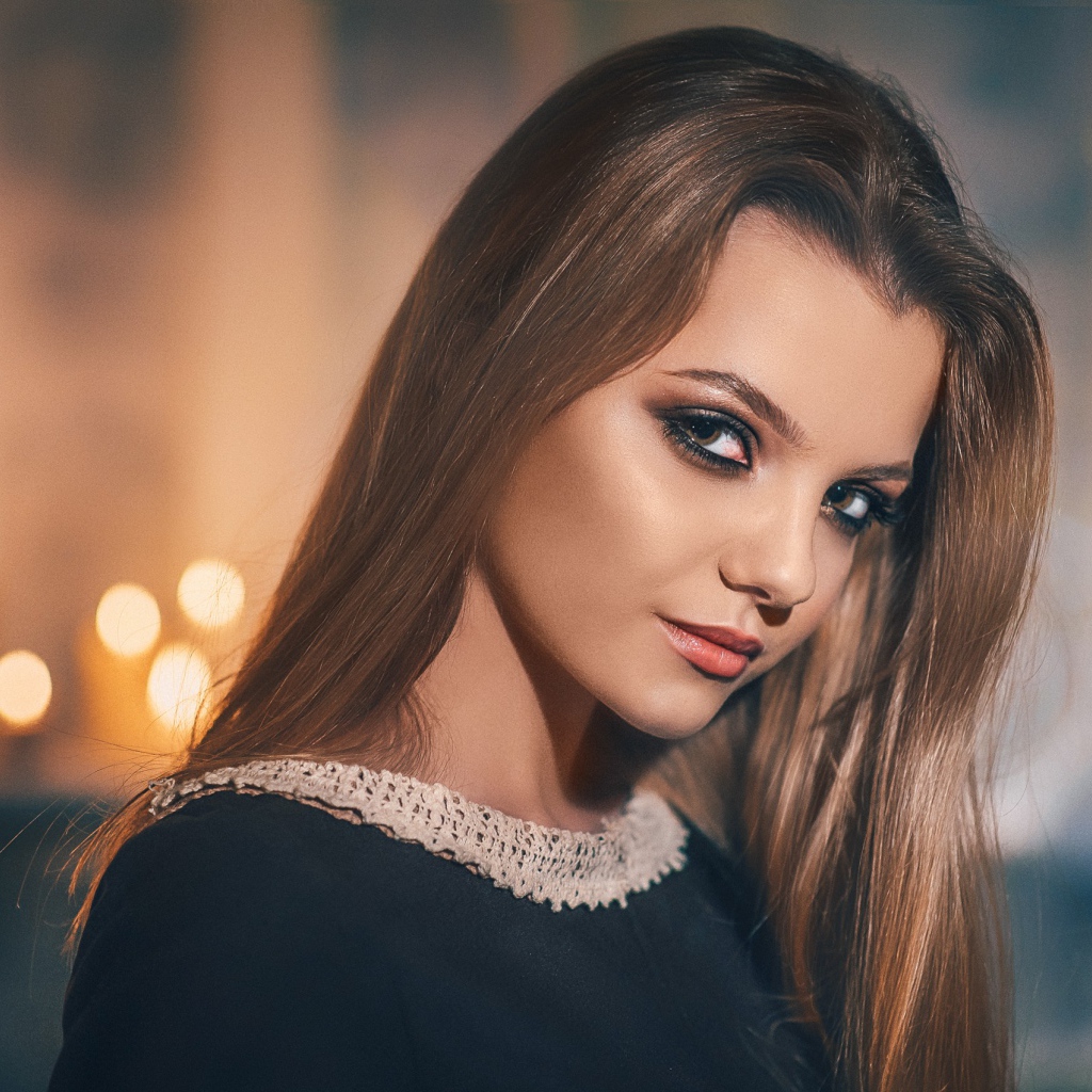 Девушка с красивыми глазами  и длинными волосами 
