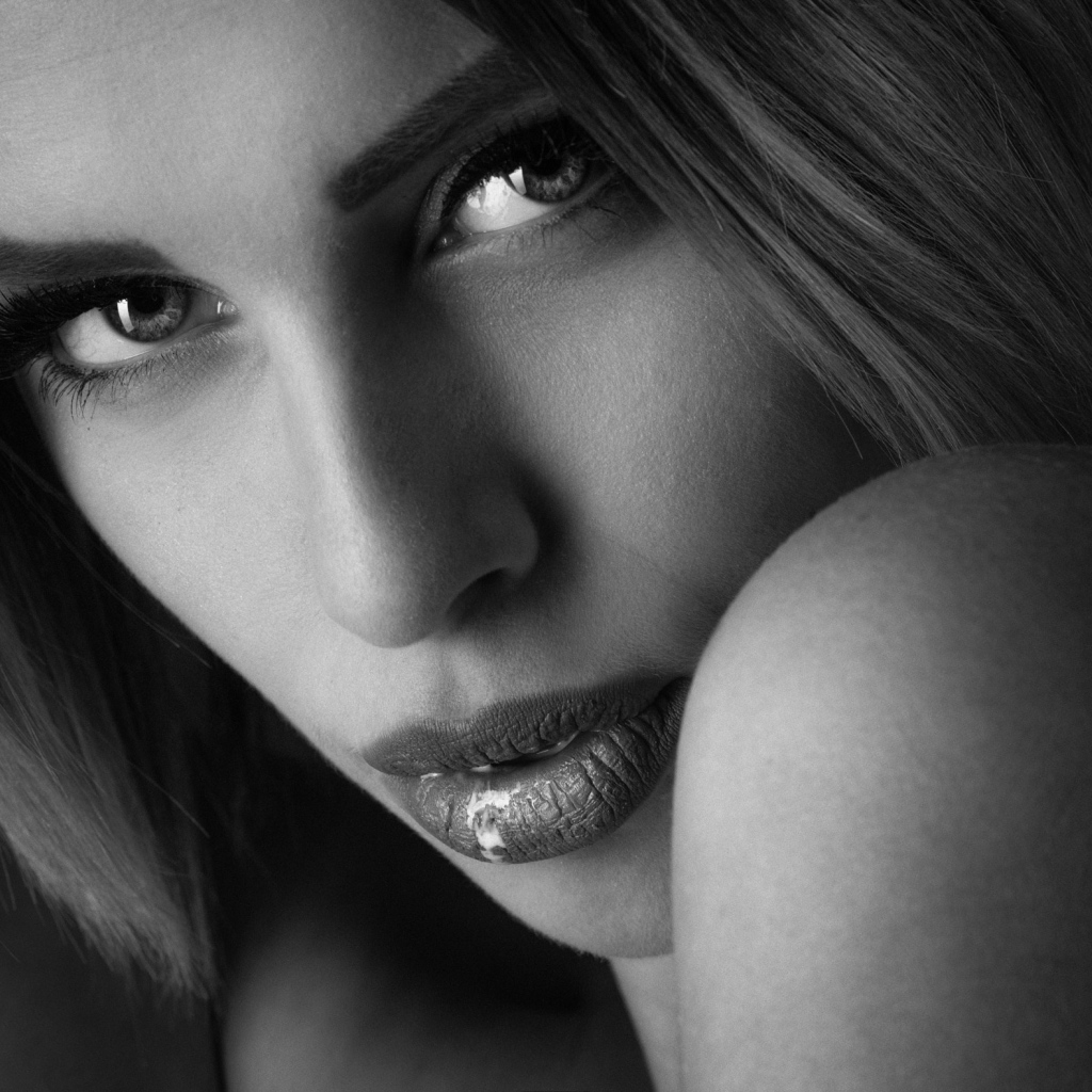 Взгляд красивой молодой девушки черно белое фото 