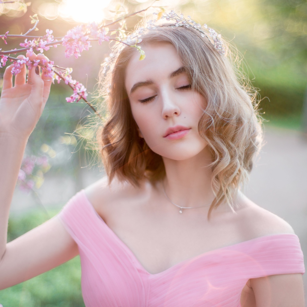 Нежная молодая девушка в розовом платье 