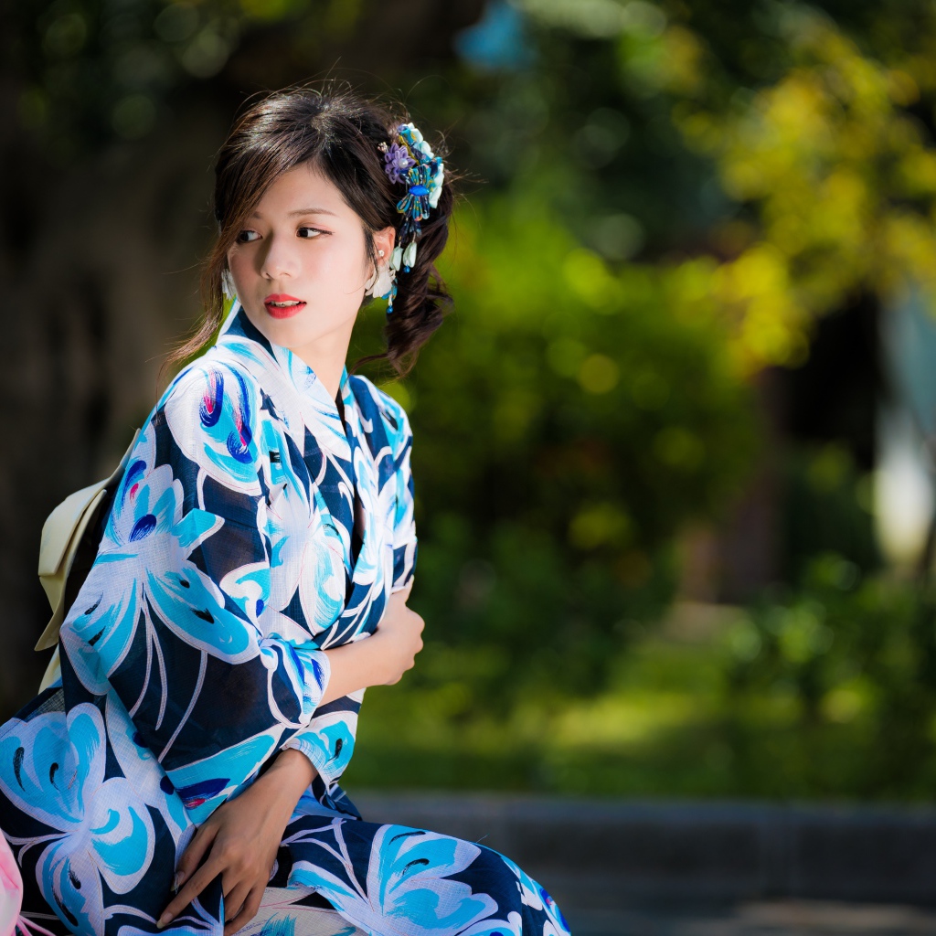 Молодая девушка азиатка в красивом кимоно